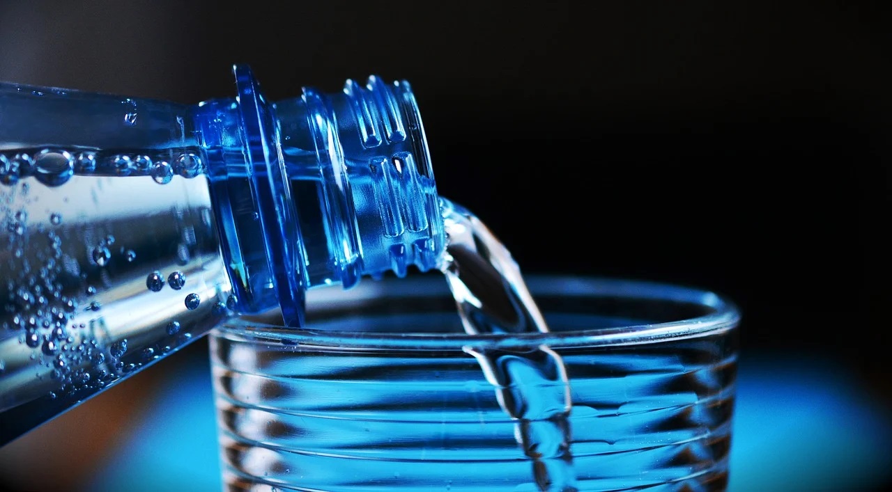Un pahar de apă consumat pe stomacul gol este benefic pentru organism