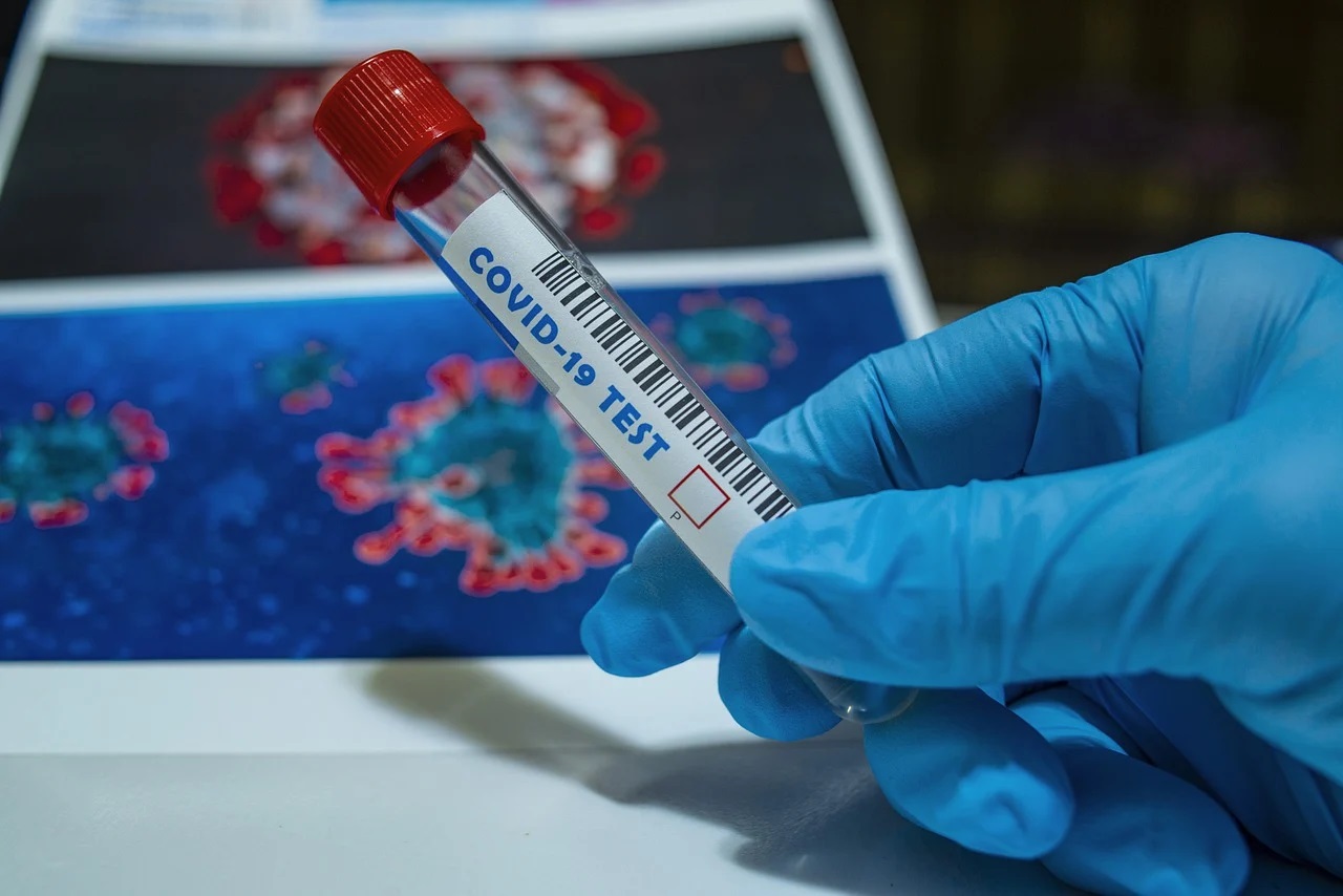 Un nou raport al românilor infectați cu noul coronavirus