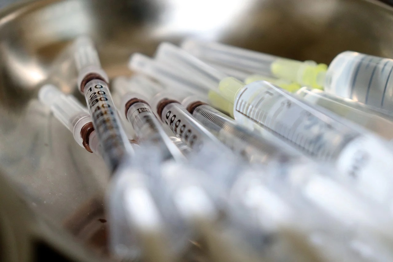 6 din 10 români s-ar vaccina  împotriva virusului SARS-CoV-2