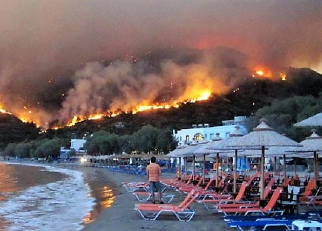Turiștii români tot mai afectați de incendiile din Grecia.